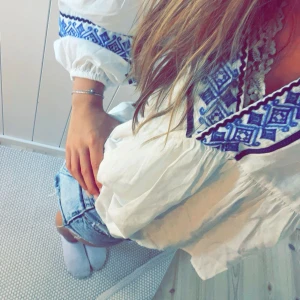 Vit Zara blus - Vit blus från Zara med blåa broderier