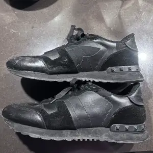 Säljer ett par snygga svarta sneakers från Valentino i bra skick. Storlek 43 passar 43/44. Kommer med dustbags men ingen box! Priset är inte hugget i Sten 🪨 