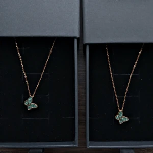 Fjäril halsband med gröna stenar (set) (53bb) - Silver s925. Roseguld plätering.