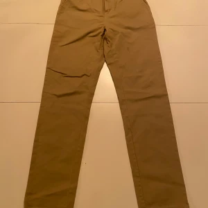 Levis Chinos - Säljer ett par Chinos från Levis. Väldigt bra skick. Storleken är 14A/164CM.