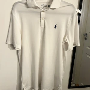 Polo Ralph lauren piké - Säljer nu denna piké då jag inte finner någon anvånding för den. Aldrig använd och skicket är solklart 10/10. Pris kan diskuteras vid smidig affär!