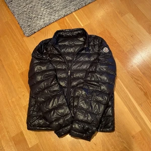 Moncler jacka - Säljer denna snygga moncler acorus jackan i storlek 14y och sitter som xs-s. Självklart äkta! Skick 9/10 flawless! Nypris på denna är runt 10k! Kan gå ner i pris vid snabb affär. Hör av dig vid minsta fundering!🤩