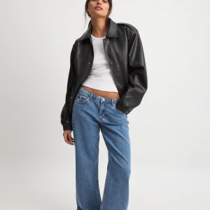 Blå nakd jeans - Blå skit snygga lågmidjade jeans i straight modell från nakd.