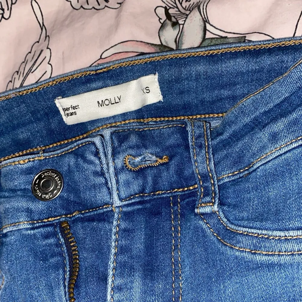 Säljer 2 par snygga blå jeans från Gina tricot Perfect Jeans i modellen Molly. De är i bra skick och har en klassisk femficksdesign med dragkedja och knapp. Perfekta för både vardag och fest! 💙betala 70kr för ett par eller 100 för båda!. Jeans & Byxor.