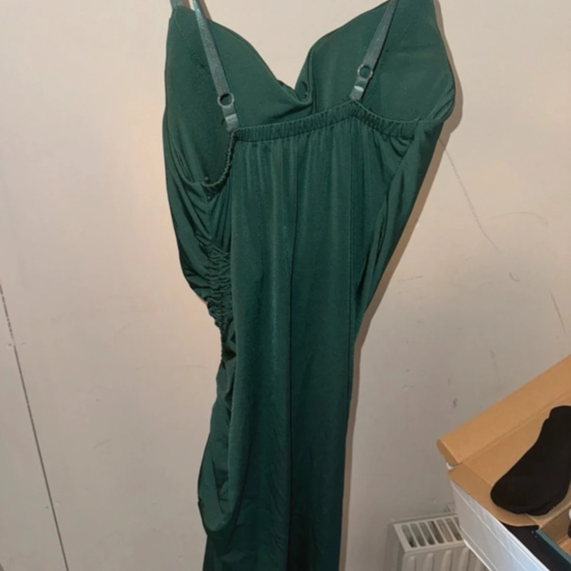 Grön långklänning med slits - 91