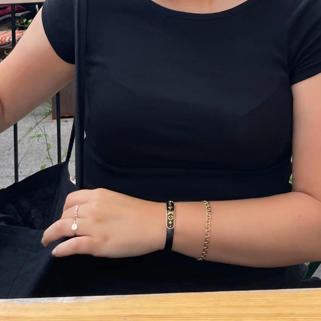 Svart och guld armband från Louis Vuitton