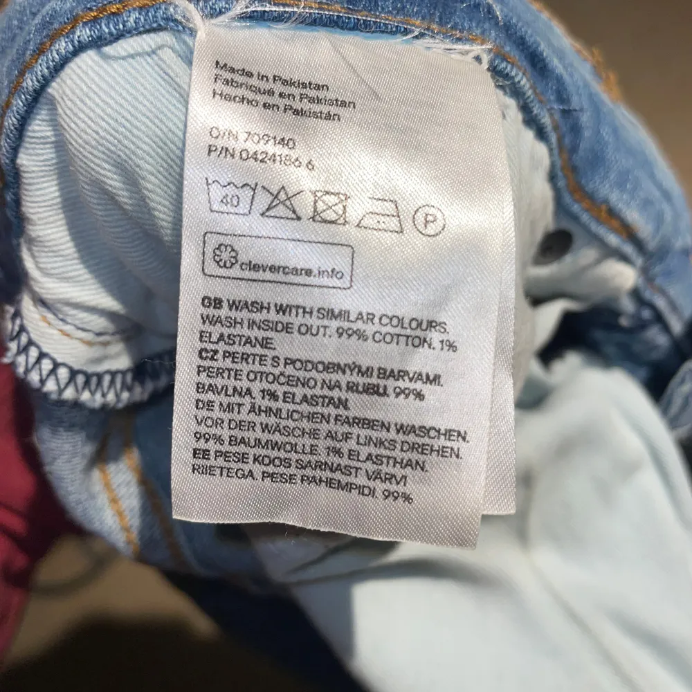 Säljer ett par blå skinny jeans från H&M i storlek 34. De har en cool slitningseffekt på framsidan som ger en trendig look. Perfekta för en avslappnad stil. Materialet är 99% bomull och 1% elastan, vilket gör dem bekväma och stretchiga.. Jeans & Byxor.