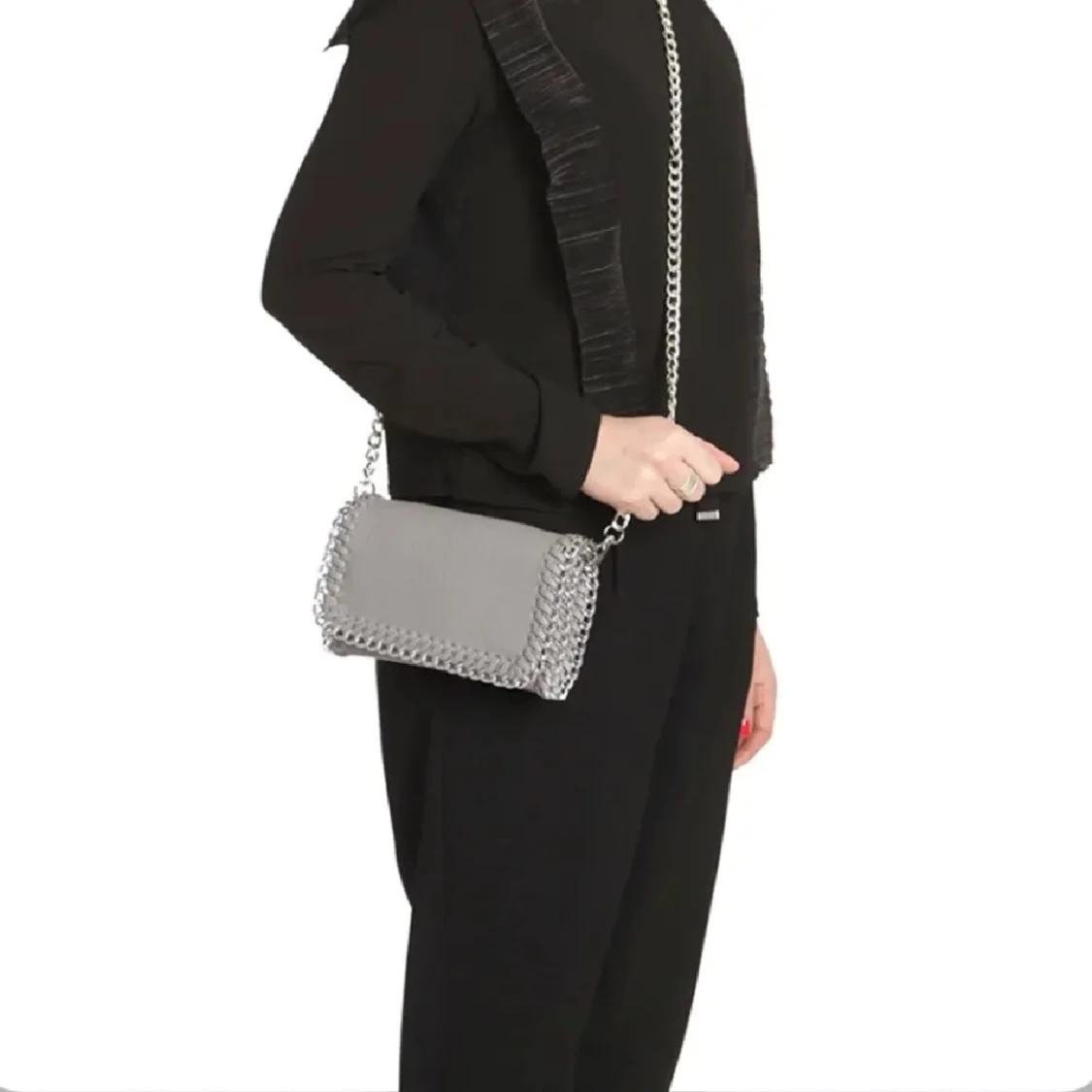 Grå axelväska med kedjedetaljer - 90