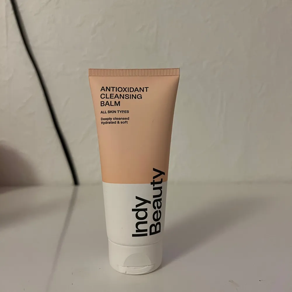 Säljer en Antioxidant Cleansing Balm från Indy Beauty. Den är perfekt för alla hudtyper och ger en djuprengörande och mjukgörande effekt. Förpackningen är 100 ml och produkten är vegansk och dermatologiskt testad. Perfekt för att ta bort smink och orenheter samtidigt som den återfuktar huden.. Skönhet.