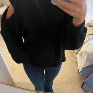 Svart tröja med öppna axlar - Säljer denna jättefina stickade tröja från Zara med öppna axlar💕 