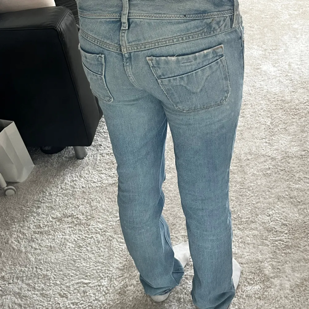 Säljer ett par Low Waits ljusblå bootcut jeans i snygg tvätt från diesel💕köpte för 980 på sellpy och bara använt fåtal gånger innerbenslängd 82                                              Midjemåtte 80 . Jeans & Byxor.