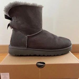 UGG boots  - Säljer mina superfina UGGs med söt rosett baktill. Perfekta skor till vintern, superköna!! Säljer då jag har ett annat par och dessa kommer inte till användning längre. Köpta för 2000 kr, knappt använda så är i fint skick💫💫🙌🏻