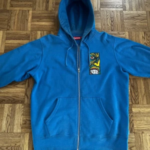 Supreme Disturbed Zip Up Hoodie - Säljer en blå hoodie från Supreme med ett unikt tryck på både fram- och baksidan. Hoodien är från kollektionen Disturbed från FW 19. Den har en skön passform med riktigt tungt tyg. Bra skick.