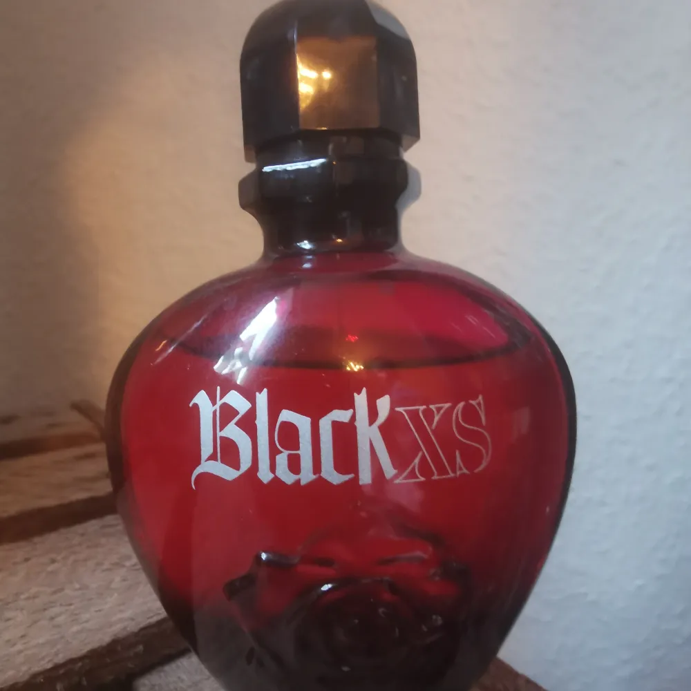 Säljer en elegant och mystisk Black XS parfym från Paco Rabanne. Ca 73 ml kvar. Se bild. Detta är eau de toilette. Perfekt för kvällar när du vill känna dig extra speciell. . Skönhet.