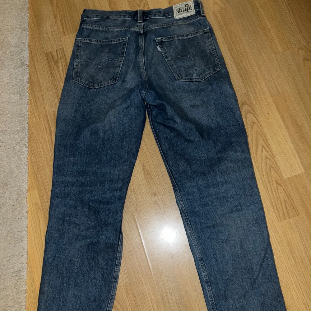 Säljer ett par klassiska blå jeans från Levi's i bra skick. De har en straight passform och är perfekta för vardagsbruk. Jeansen har en traditionell femficksdesign. Perfekta för både höst och vår! 30/30 lös passform. 176cm lång. . Jeans & Byxor.