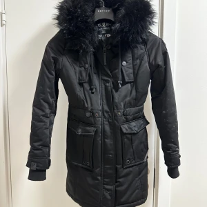 Vinterjacka - !!bilder från min Vinted!!!  Jacka som jag inte använt på länge. Den är väldigt skön och håller dig varm för vintern. Slutsåld överallt. Pris kan diskuteras. 