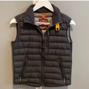 Parajumper väst - Säljer en svart quiltad dunväst från Parajumpers för ett sjukt bra pris i mycket bra skick! 👌Passar både till vardags och lite mer avslappnade tillfällen. Skick 9/10 inte mycket syn på användning. Storlek Y-M vilket motsvarar ungefär XS (passar om man är runt 155-165) vid intresse kom privat! ✌🏼💯