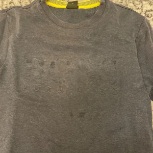 Boss tröja  - Den e jätte skön och fin med ett par fina jeans och den lilla fläcken är lite vatten som redan har torkat så tänk inte på den men den är skön att ha på sig och den är äkta Hugo boss tröja 