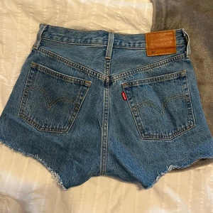 Blå jeansshorts från Levi's - Säljer ett par klassiska blå jeansshorts från Levi's i bra skick. De är mid waist och storlek XS-S, finns ingen storlekslapp. Nästan aldrig använda. 💙