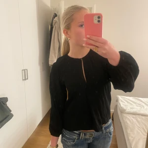 Svart blus - Svart gullig blus som passar perfekt till vardags och fest🧘🏼‍♀️🧘🏼‍♀️