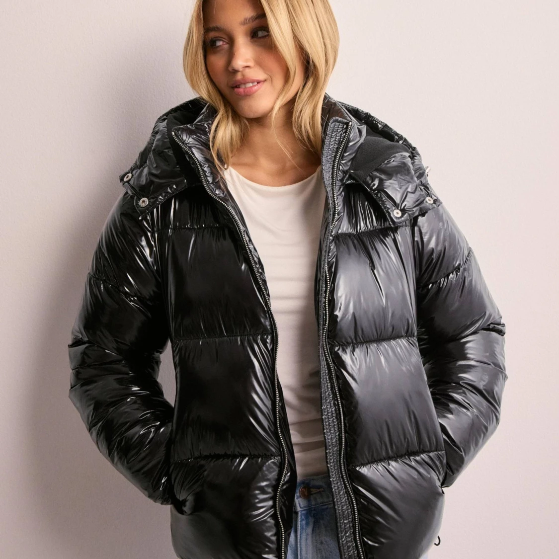 Svart glansig pufferjacka