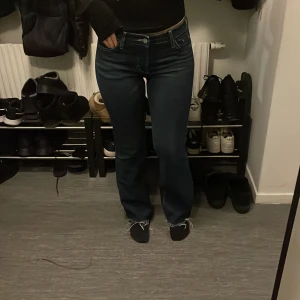 Mörkblå jeans - Säljer ett par mörkblå jeans i bra skick. De har en klassisk femficksdesign och en bekväm passform. Perfekta blåa färgen, (jag är 158) 😍 