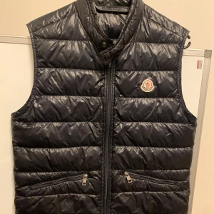 Moncler gui - Moncler gui Size 1 fint skick, utbytt zipper inget man tänker på