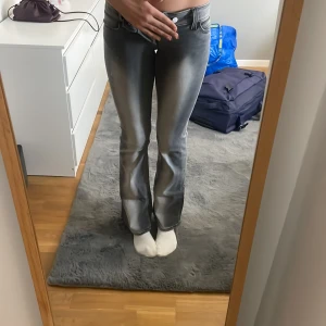 Weekday jeans - Så snygga! Prislappen sitter kvar pga de va för små! 