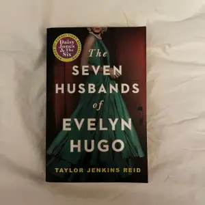 Säljer en spännande bok av Taylor Jenkins Reid, 'The Seven Husbands of Evelyn Hugo'. 