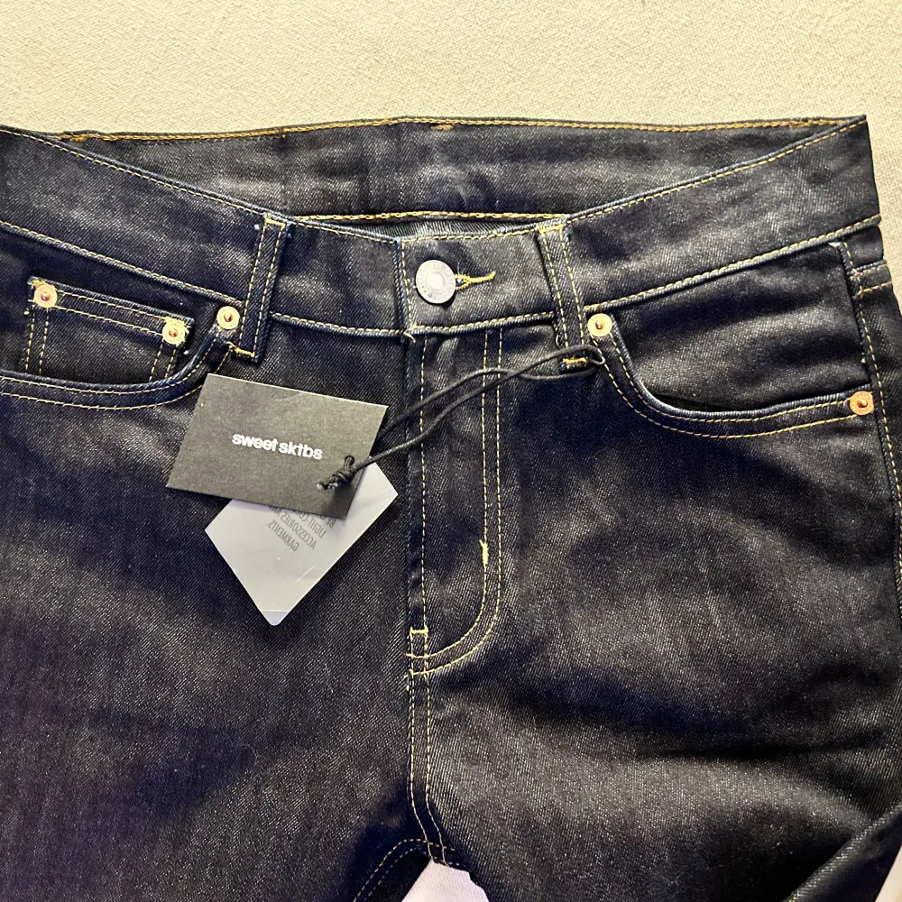 Säljer ett par svarta jeans från Sweet SKTBS i modellen Sweet slim. De är i nytt skick och har en snygg slim passform. Tillverkade av 99% bomull och 1% elastan för en bekväm stretch. . Jeans & Byxor.