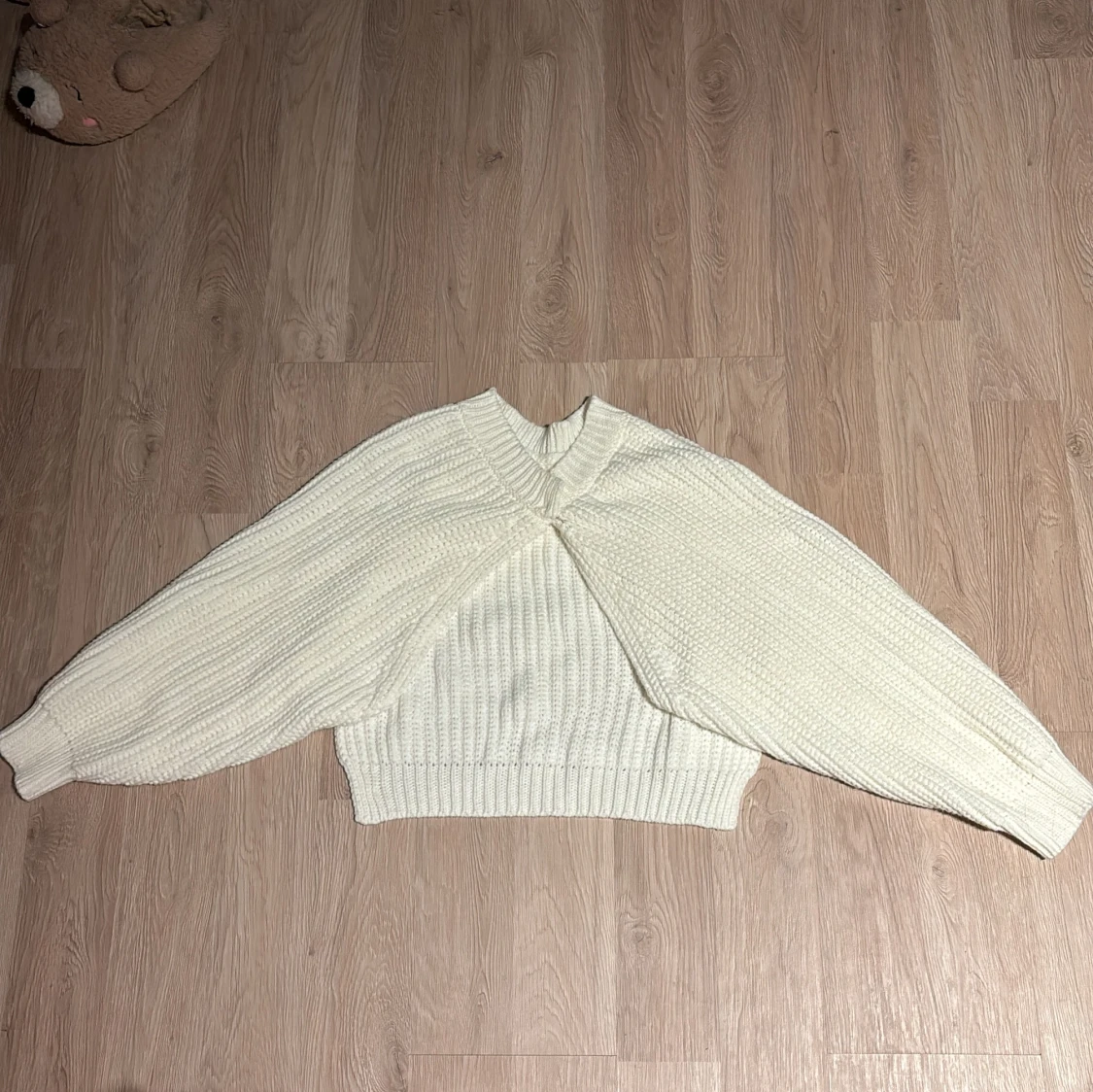 Vit stickad tröja med twistdetalj