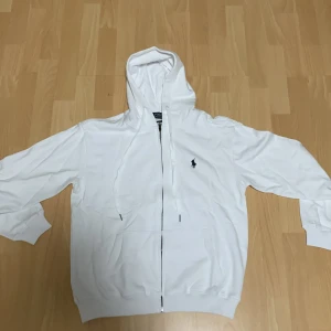 Vit hoodie från Polo Ralph Lauren - Säljer vit hoddie från polo Ralph lauren inget fel på den har bara växt ut den skriv om ni undrar något mer storlek L men passar nog bättre som M/S