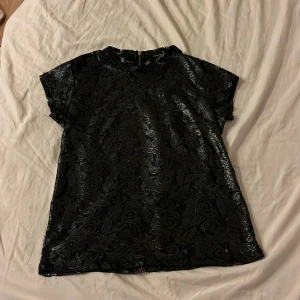 Svart glittrig spetstopp - En snygg glittrig tröja i spets, säljer för att jag har inte använt den alls, lappen är bort klippt💖 kontakta om du är intresserad 