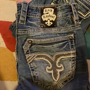 Rock revival Navid Straight - Par 3 midja:43 rise:25 ytterben:104 innerben:76 Benöppning:20 skriv om du har några frågor😇 pris är diskuterbart. Liten defekt på bild 5😥Skriv innan du köper dem ligger uppe på vinted