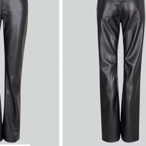 Svarta skinnbyxor - Snygga svarta skinnbyxor i lågmidjad stil. De har en straight passform som ger en cool look. Perfekta för en utekväll eller när du vill känna dig extra trendig. Kombinera med en enkel topp för en stilren outfit. Bootcut