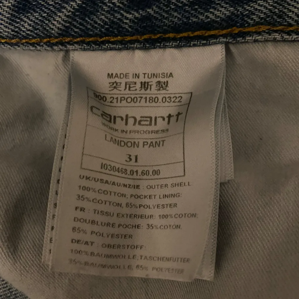 Säljer ett par ljusblå Carhartt jeans i modellen Landon Pant. De är i bra skick och har en avslappnad passform. Perfekta för vardagsbruk med en klassisk look. Tillverkade i 100% bomull för en bekväm känsla. Passar bra till både sneakers och kängor.. Jeans & Byxor.