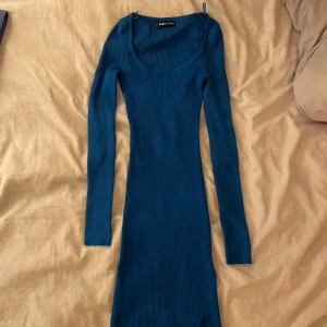 Blå ribbad klänning från new yorker. - Snygg blå ribbad klänning i storlek XXS. Den har en tight passform och långa ärmar, perfekt för både vardag och fest. Klänningen är gjord i ett stretchigt material som formar sig fint efter kroppen. Men kommer tyvärr inte till användning då jag hellre föredrar långa klänningar💗 den här går ungefär just vid knäna på mig som är 158cm💞 köpt den här på Plick men säljer pga gillar längre klänningar, men älskar färgen!!😍