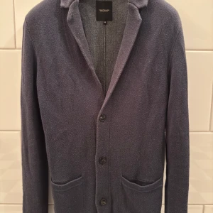 Tom tailor Cardigan - Sjukt snygg cardigan från Tom Tailor, väldigt populär och är i väldigt bra skick, det är storlek M men är lite tajt beroende på vikt, så är man lite smalare tror jag den sitter perfekt 🤩 