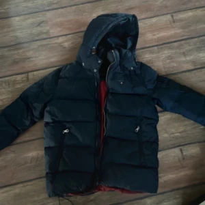 Mörkblå dunjacka från GANT - Säljer en snygg mörkblå dunjacka från GANT i mycket bra skick. Medium storlek, säljer den för har en ny jacka nu som fick i födelsedagspresent.