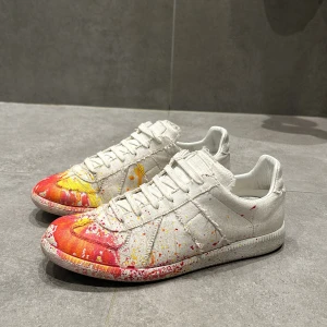 Maison margiela skor - Säljer ett par riktigt snygga maison margiela skor i fet färg. Sulan visar lite slitage men överlag i bra skick. Pris går att diskuteras vid snabb affär!