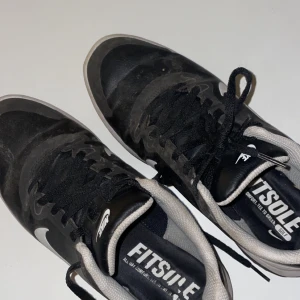 Svarta och vita Nike sneakers - Säljer ett par svarta och vita Nike golf skor fitsole .I bra skick. De har en robust sula med bra grepp och klassisk snörning. Perfekta för vardagsbruk eller träning. Skorna har en stilren design med Nike-loggan på sidan och 'Fitsole' inuti för extra komfort. Butikspris:800kr
