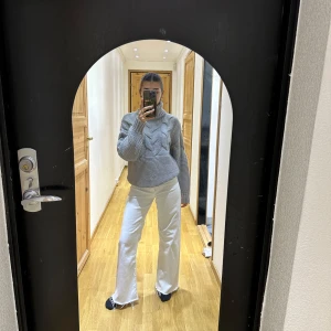 Grå stickad polotröja - Säljer en supermysig grå stickad polotröja med flätmönster. Passar bra till mycket, nyskick. 