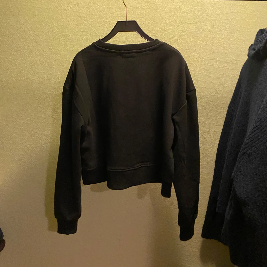 Svart croppad tröja från 157 - 90