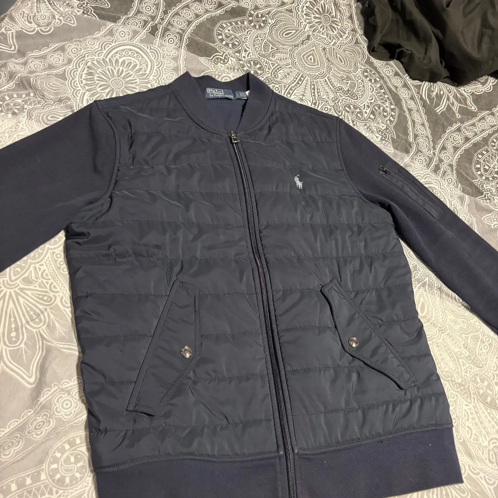 Säljer en snygg mörkblå cardigan från Polo Ralph Lauren i mycket bra skick. Den är perfekt för höst och vår. Klassisk stil med broderad logga på bröstet. Passar både till vardags och lite finare tillfällen. Köpt för 2500 kr. Säljer eftersom den inte passar mig längre. Strl S.. Jackor.