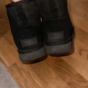 Ugg boots - ugg classic mini II  Sparsamt använda, inga defekter  Bilderna är tagna med blixt Supersköna och varma 