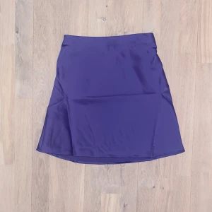 Helt ny satinkjol, Lila i strl XS - Xs Från Bik Bok  Helt ny med lapp kvar 