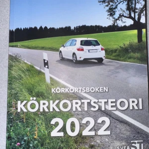 Körkortsteori 2022 - Säljer Körkortsboken för 2022 från Svea. Perfekt för dig som vill plugga körkortsteori och förbereda dig inför teoriprovet. Boken har en bild av en bil på en landsväg på omslaget. Den är i bra skick och innehåller all nödvändig information för att klara körkortsteorin.