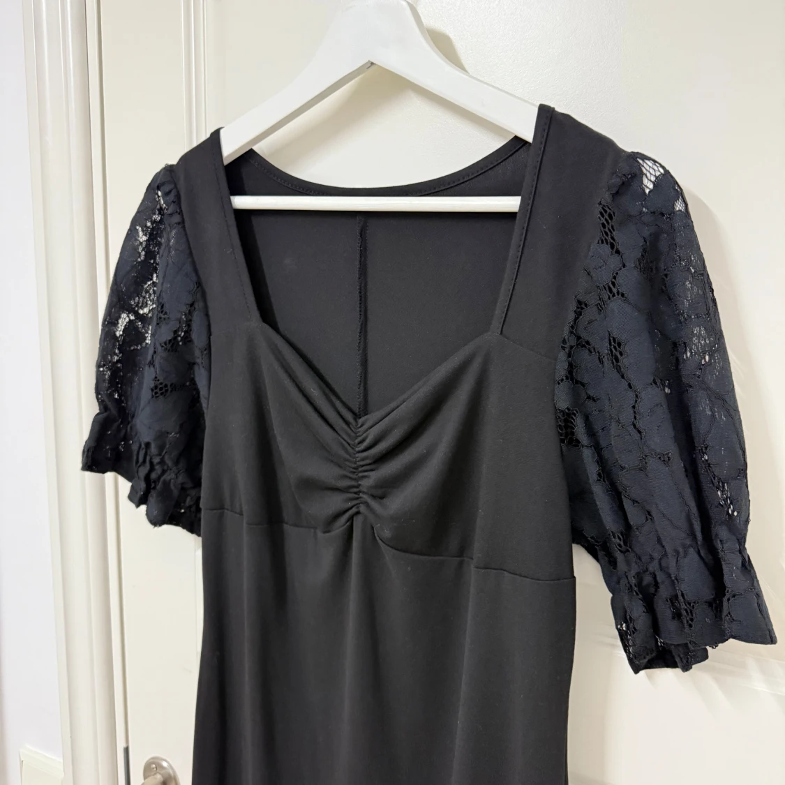 Svart klänning med spetsärmar - 90