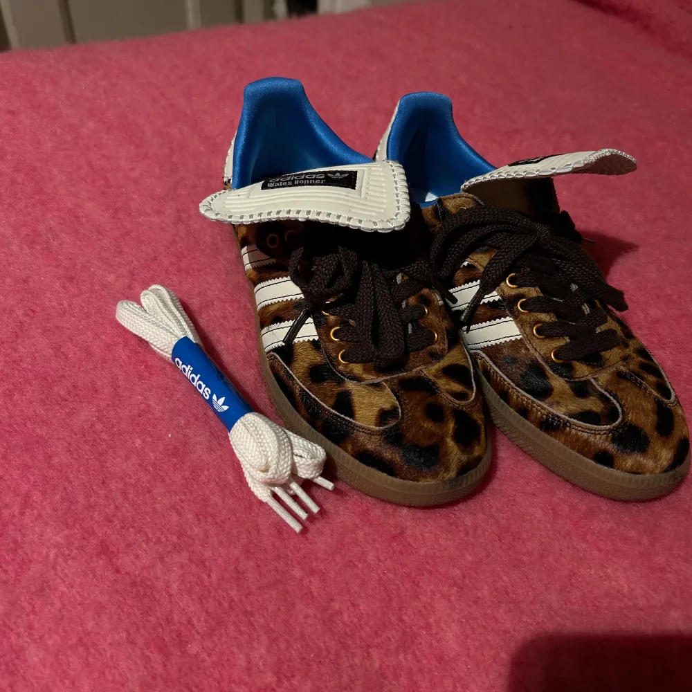 Säljer dessa leopard mönstrade adidas skorna, kan inte garantera att de är äkta wales bonner för jag fått dem och har inget kvitto eller liknande. Men kommer med dustbag och extra skosnören. Nyskick!. Skor.