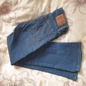 Levi's 725 high rise bootcut - Jättesköna jeans med hög midja. Formar sig snyggt till kroppen. Sparsamt använda då de är något korta för mig som är 170, de skulle nog passa bättre på någon som är ca 160. Helt defektfria. Innerben 73.5cm, storlek 27W. Nypris: 1250kr.
